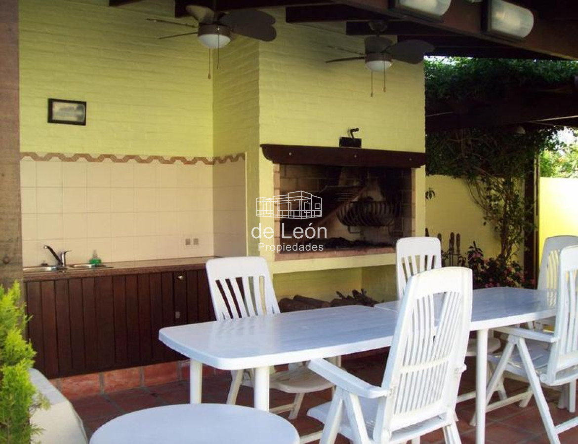 Casa ID.14859 - Casa en venta - Playa Mansa - 4 dormitorios