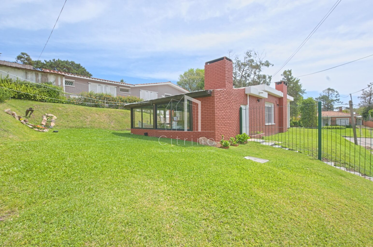 Casa ID.257 - Casa en alquiler Punta del Este playa Mansa, 2 dormitorios y parrillero