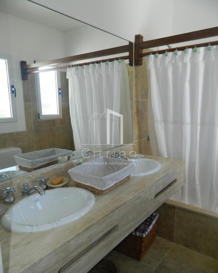 Casa ID.965 - Casa 4 dormitorios en alquiler La Barra