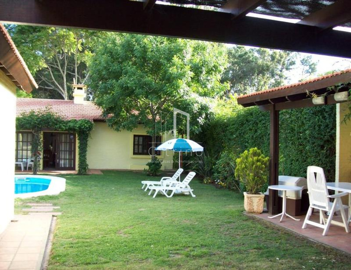Casa ID.261 - Casa en venta - Playa Mansa - 4 dormitorios - piscina climatizada