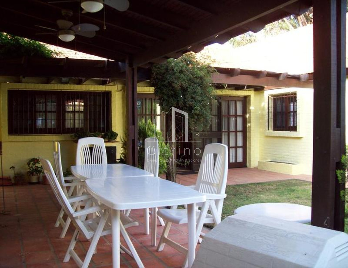 Casa ID.261 - Casa en venta - Playa Mansa - 4 dormitorios - piscina climatizada
