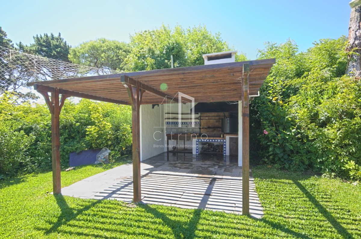 Casa ID.265 - Casa de 4 dormitorios con piscina climatizada en alquiler