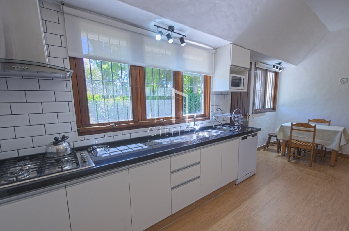 Casa ID.265 - Casa de 4 dormitorios con piscina climatizada en alquiler