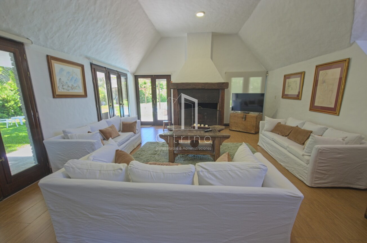 Casa ID.265 - Casa de 4 dormitorios con piscina climatizada en alquiler