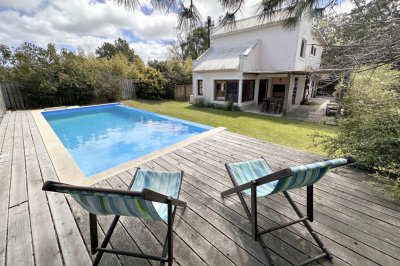 Casa en alquiler 4 dormitorios con piscina en La Barra