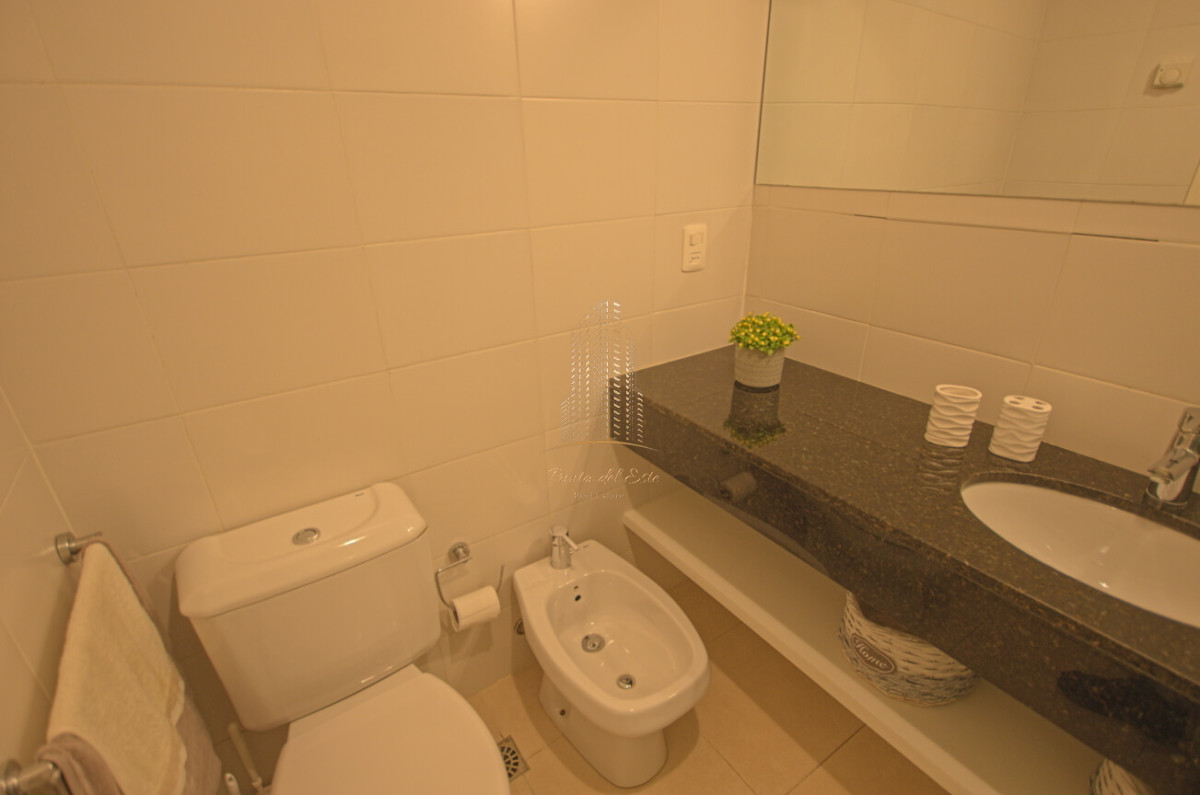 Apartamento ID.439 - Apartamento de tres dormitorios en alquiler Playa Mansa, Punta del Este
