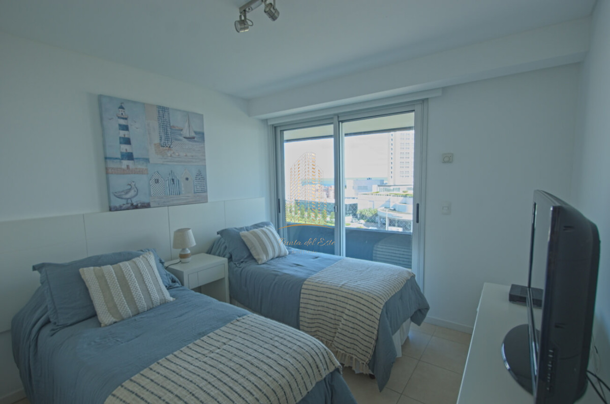 Apartamento ID.439 - Apartamento de tres dormitorios en alquiler Playa Mansa, Punta del Este