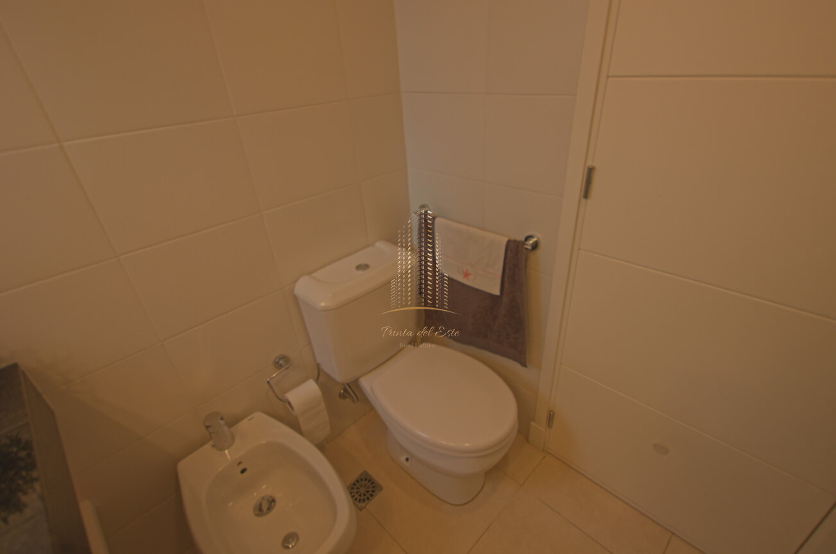 Apartamento ID.439 - Apartamento de tres dormitorios en alquiler Playa Mansa, Punta del Este