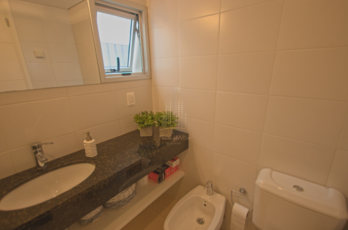 Apartamento ID.439 - Apartamento de tres dormitorios en alquiler Playa Mansa, Punta del Este