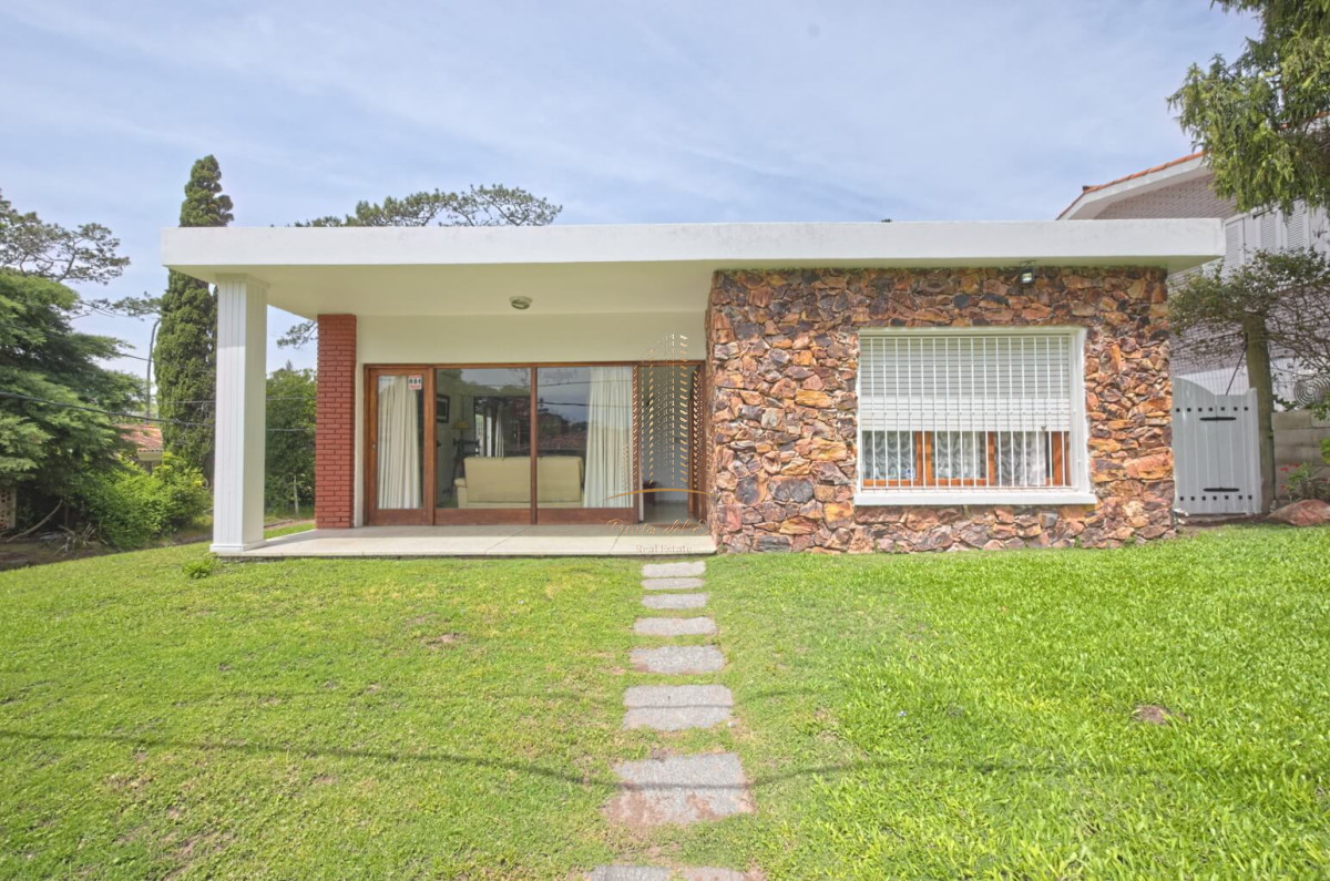 Casa ID.432 - Casa en alquiler Punta del Este playa Mansa, 2 dormitorios y parrillero