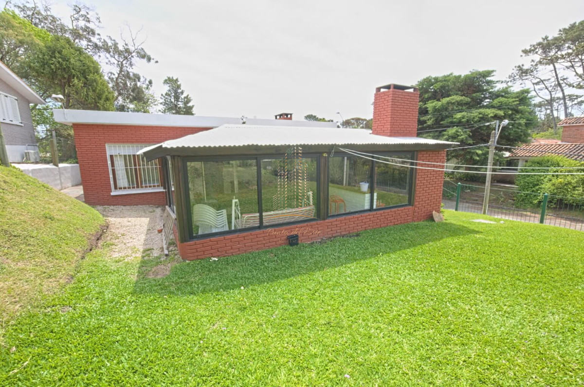 Casa ID.432 - Casa en alquiler Punta del Este playa Mansa, 2 dormitorios y parrillero