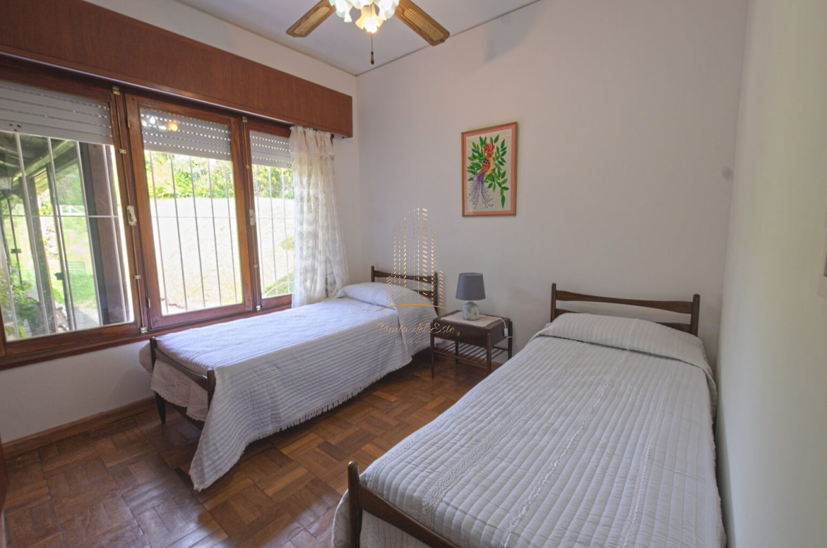 Casa ID.432 - Casa en alquiler Punta del Este playa Mansa, 2 dormitorios y parrillero