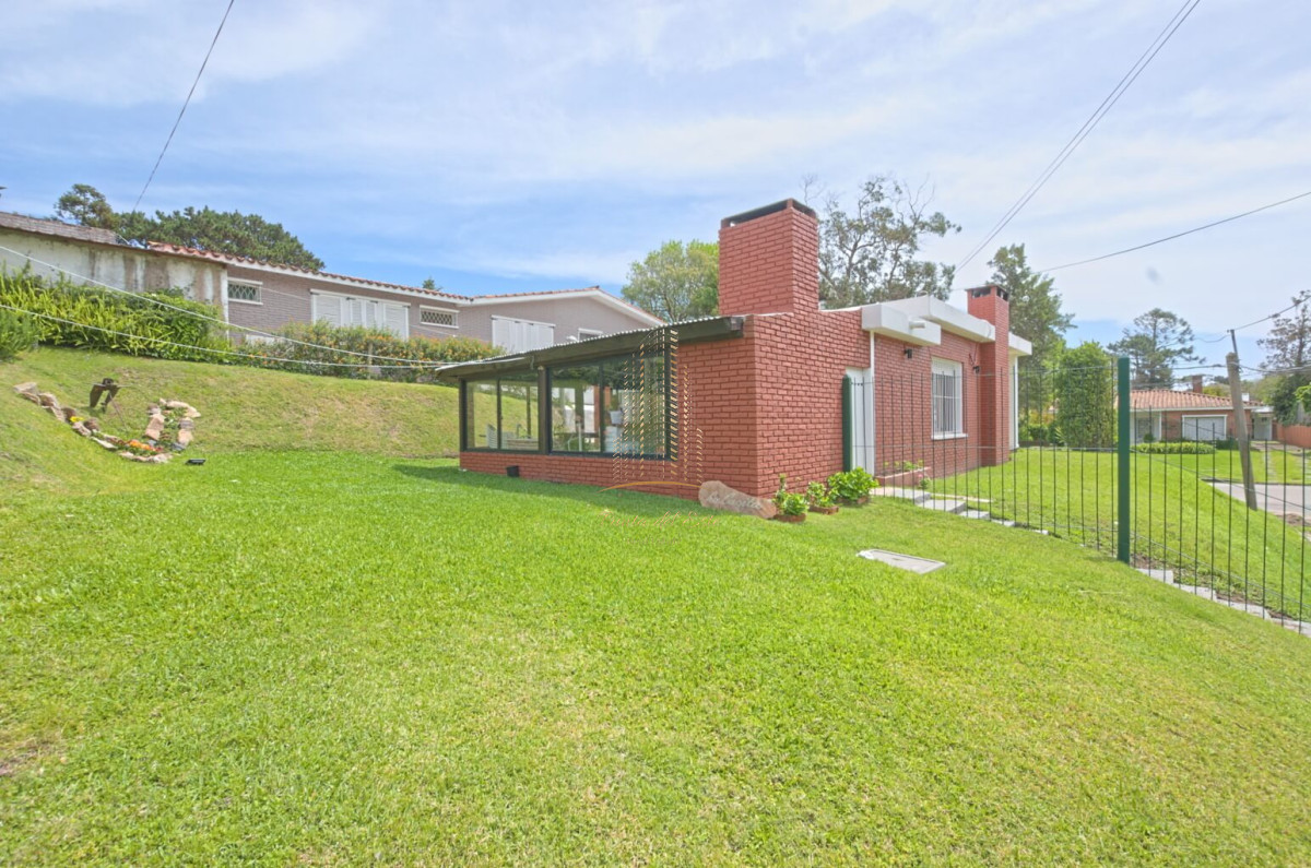 Casa ID.432 - Casa en alquiler Punta del Este playa Mansa, 2 dormitorios y parrillero
