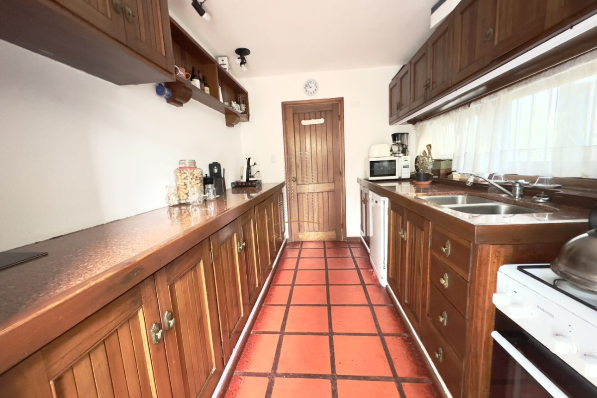 Casa ID.443 - Casa en alquiler 4 dormitorios con piscina - Jardines de Cordoba , Punta del Este