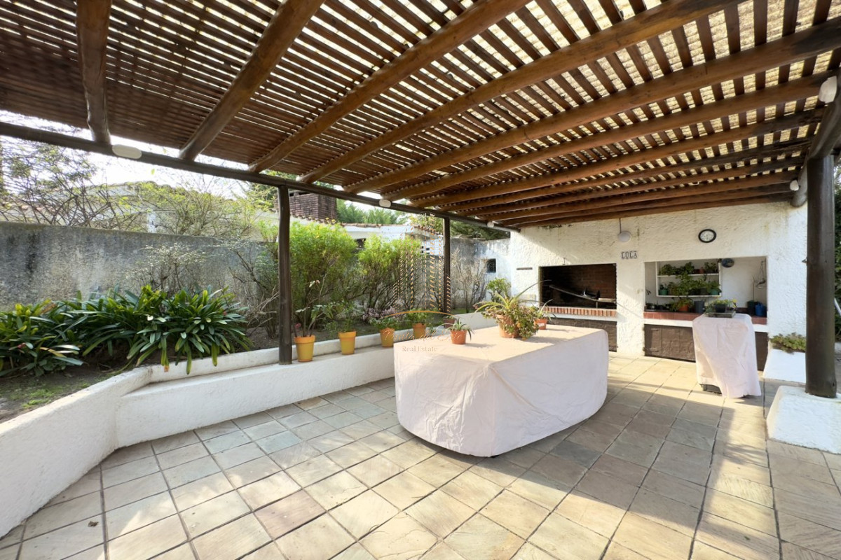 Casa ID.443 - Casa en alquiler 4 dormitorios con piscina - Jardines de Cordoba , Punta del Este