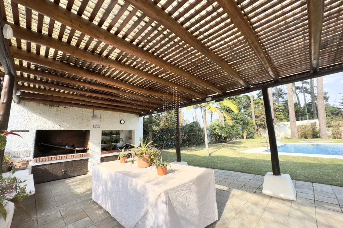 Casa ID.443 - Casa en alquiler 4 dormitorios con piscina - Jardines de Cordoba , Punta del Este