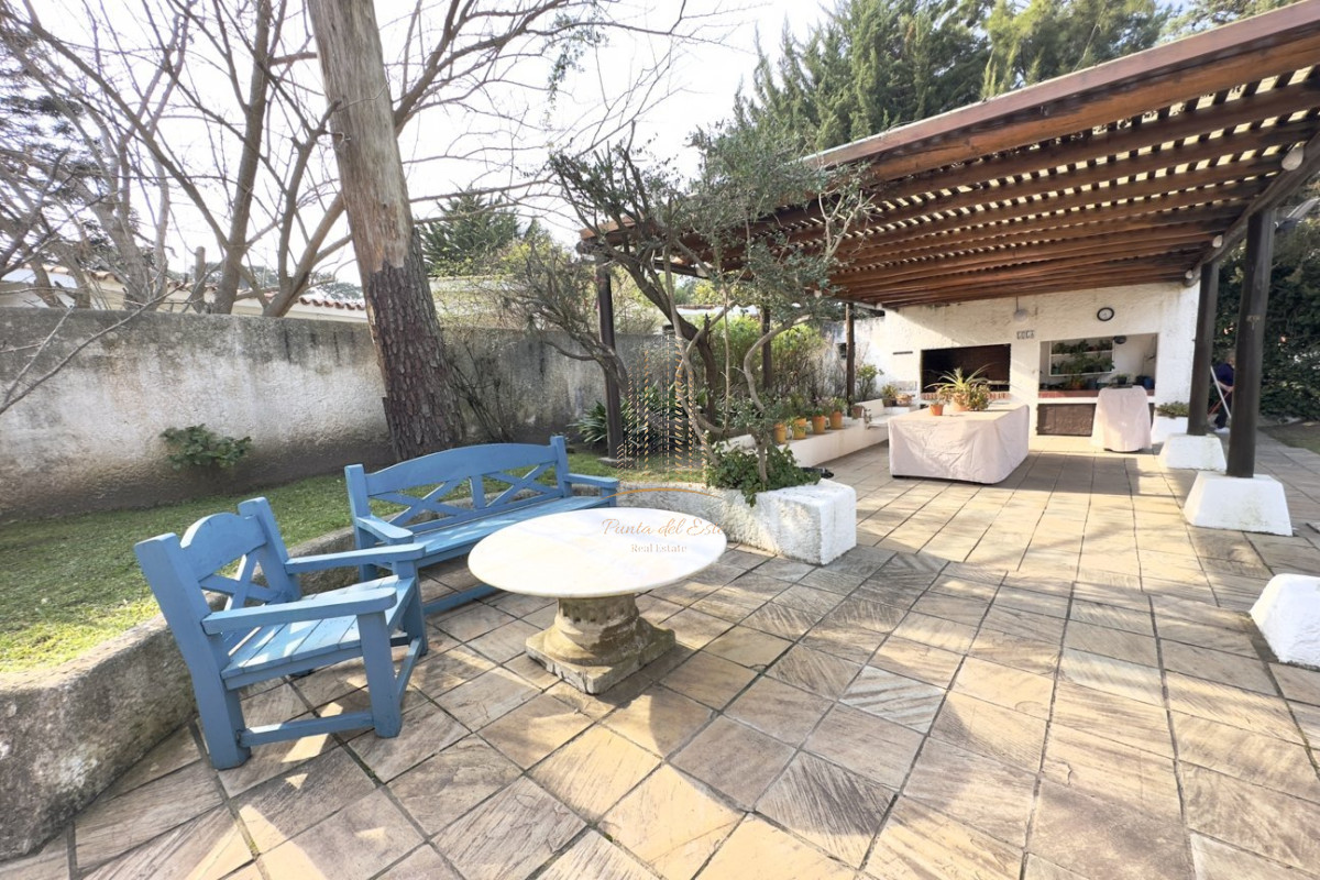 Casa ID.443 - Casa en alquiler 4 dormitorios con piscina - Jardines de Cordoba , Punta del Este