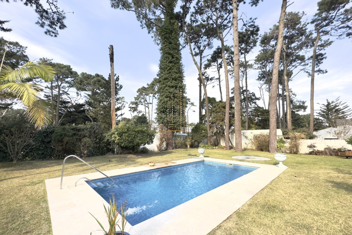 Casa ID.443 - Casa en alquiler 4 dormitorios con piscina - Jardines de Cordoba , Punta del Este