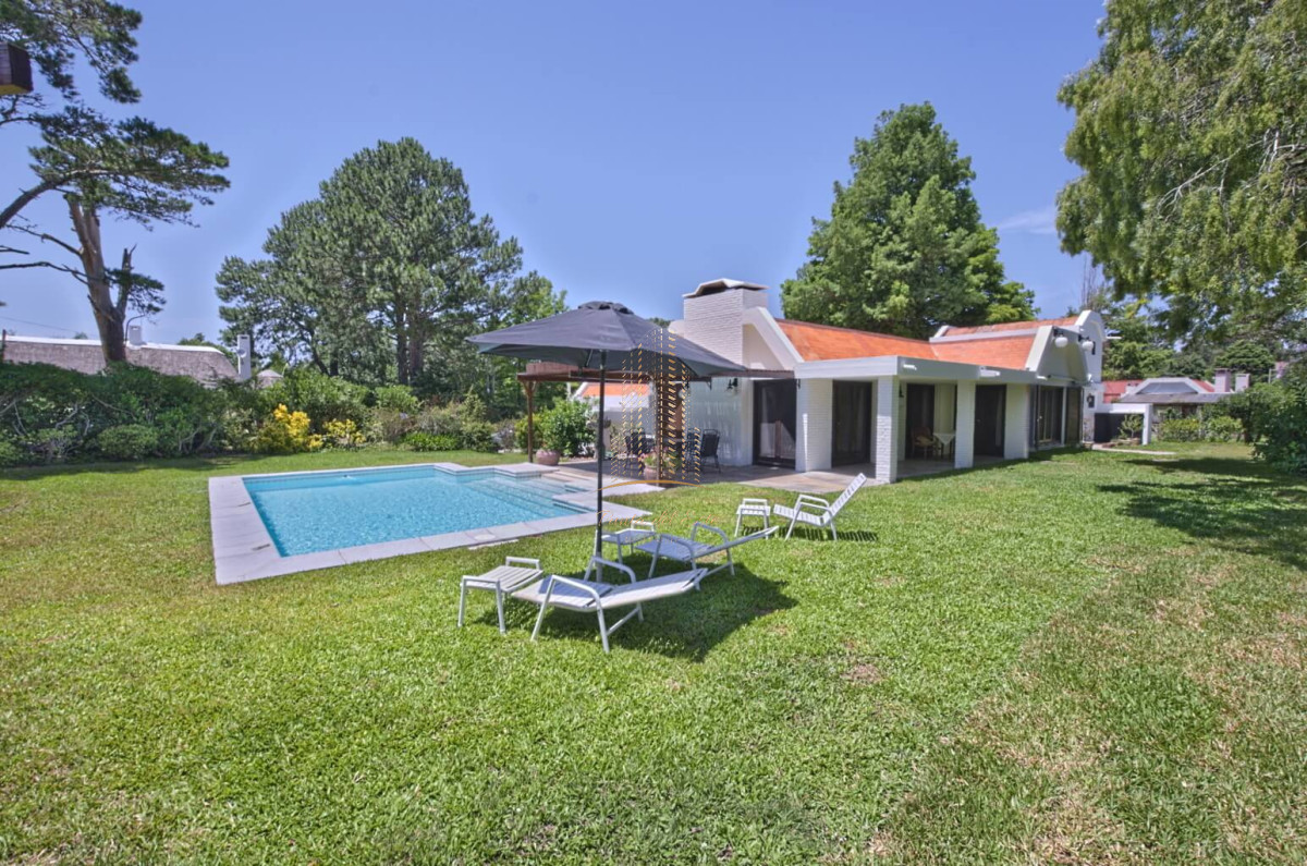 Casa ID.431 - Casa de 4 dormitorios con piscina climatizada en alquiler