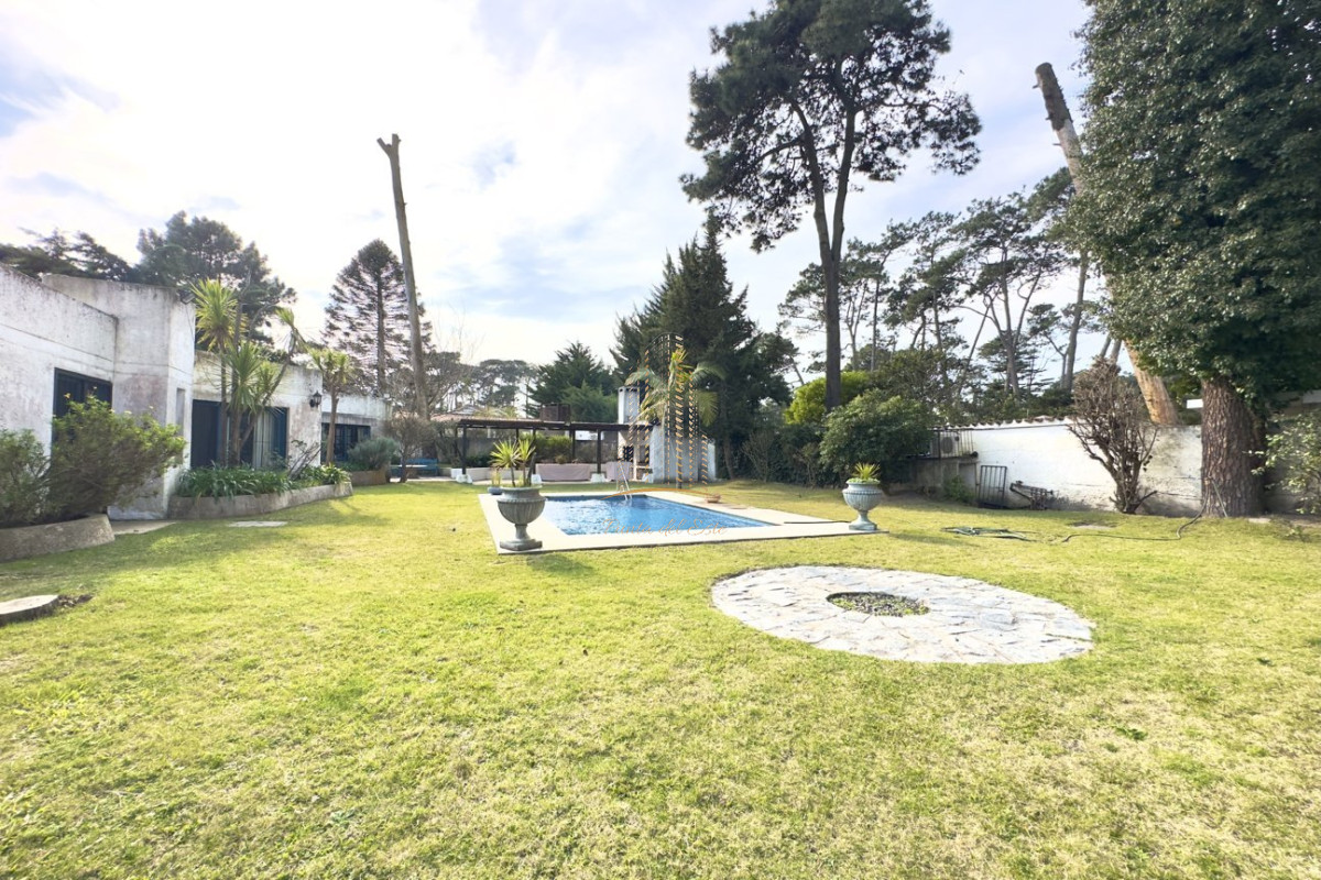 Casa ID.443 - Casa en alquiler 4 dormitorios con piscina - Jardines de Cordoba , Punta del Este