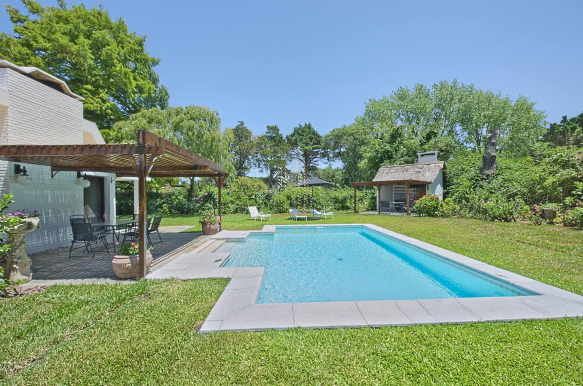 Casa ID.431 - Casa de 4 dormitorios con piscina climatizada en alquiler