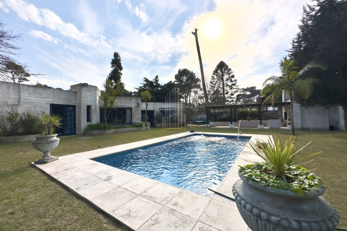 Casa ID.443 - Casa en alquiler 4 dormitorios con piscina - Jardines de Cordoba , Punta del Este