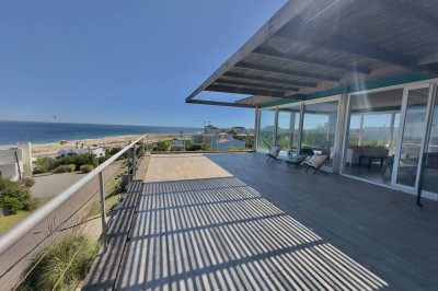 Casa en alquiler a metros del mar con excelente vista 