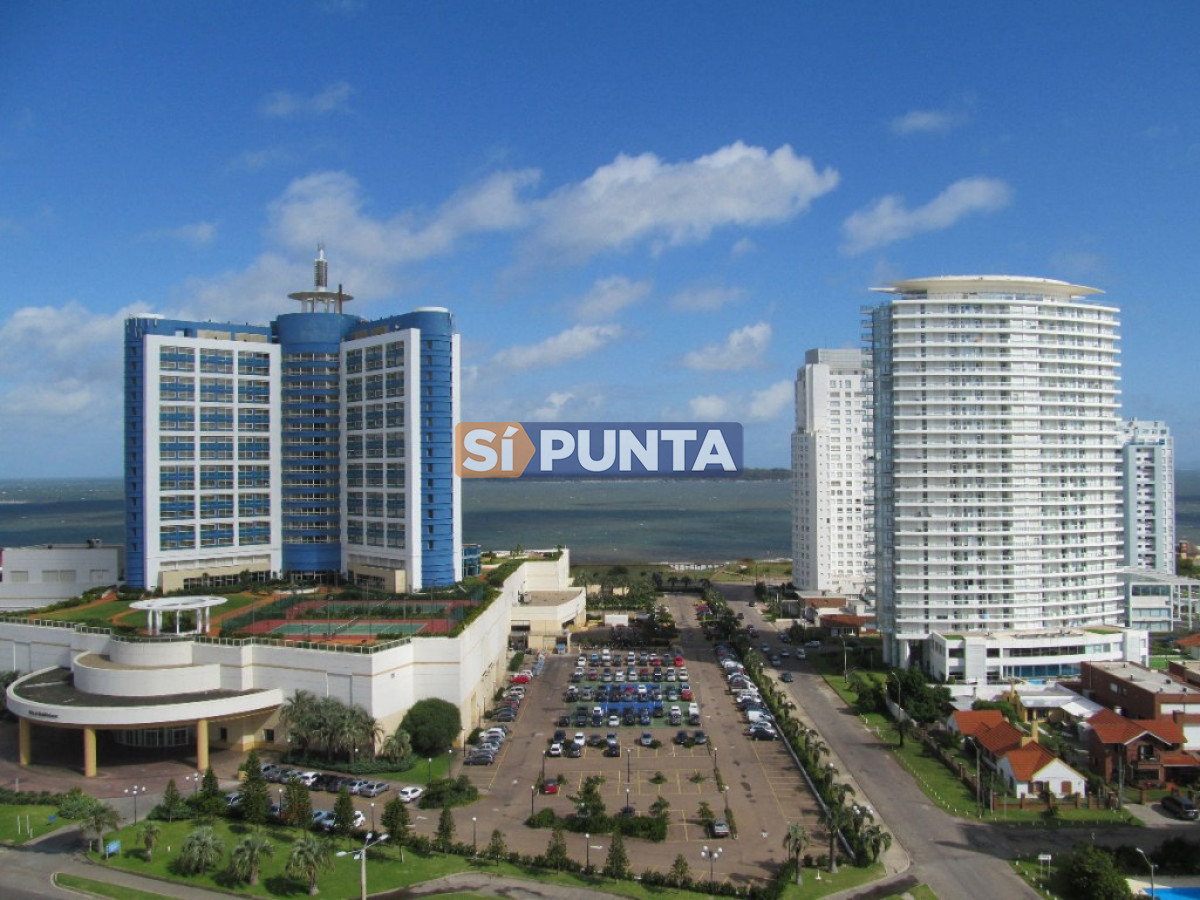 Apartamento de dos dormitorios y medio en alquiler anual- Mansa - SPT2874A