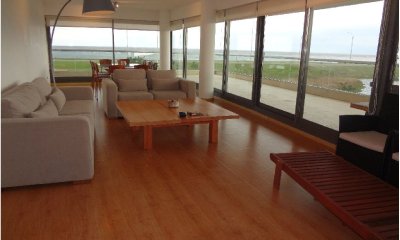 Apartamento de 3 dormitorios y dependencia, playa mansa