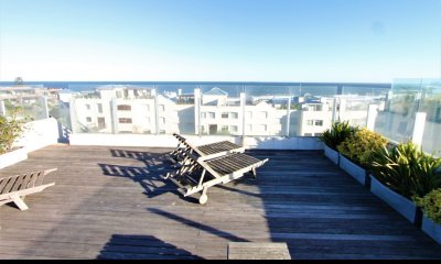 Excelente unidad triplex en Bikini Beach en venta