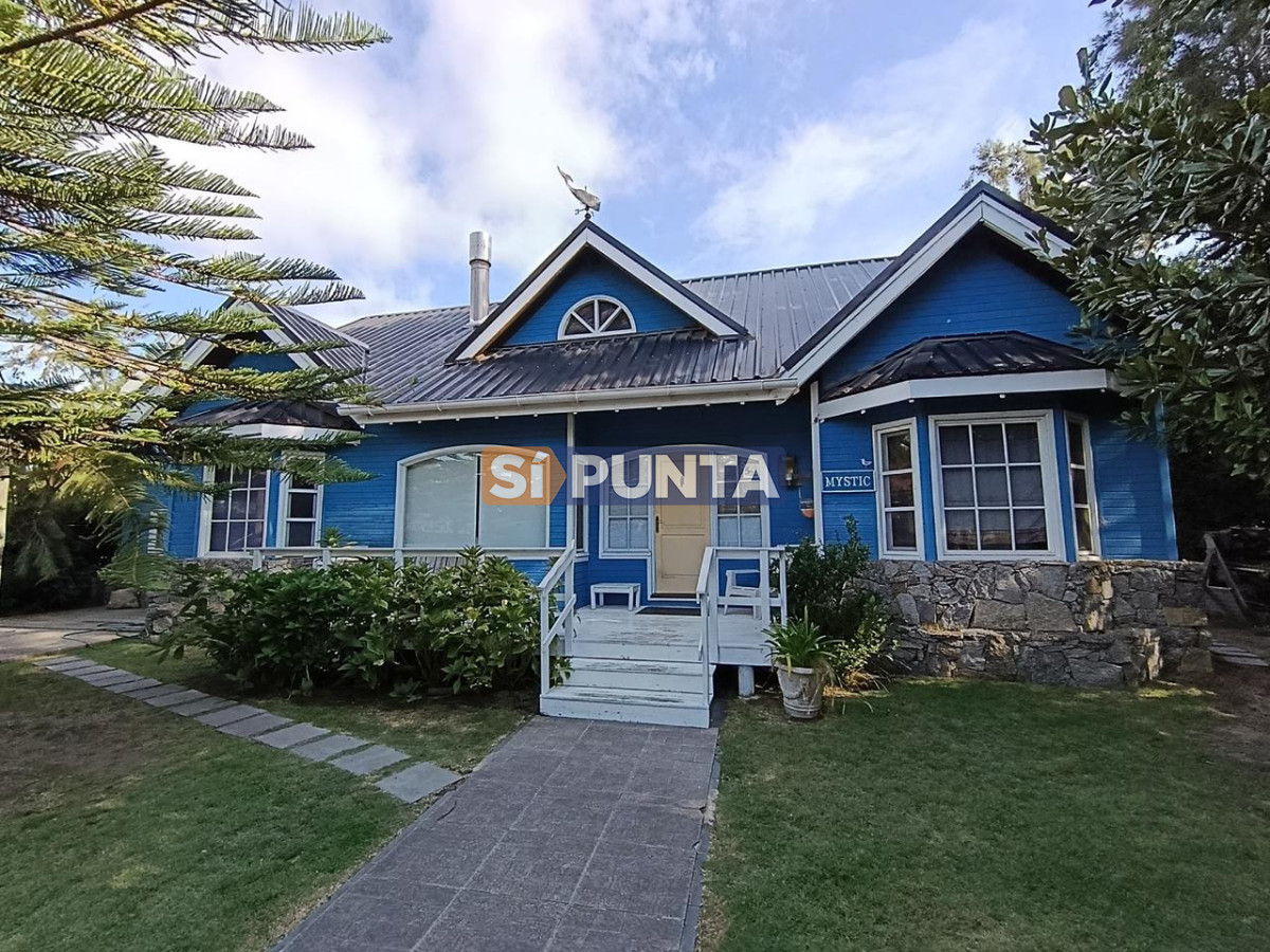 Casa 4 dormitorios con piscina  en alquiler - SPT14936C
