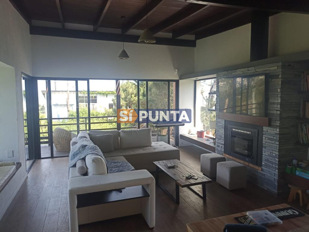 Casa en venta con piscina en La Barra - SPT7985C