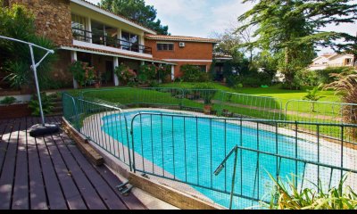 Casa en venta, 5 dormitorios con piscina, Playa Mansa