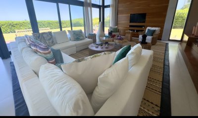 Moderna casa en primera linea de Manantiales en Venta - Laguna Blanca