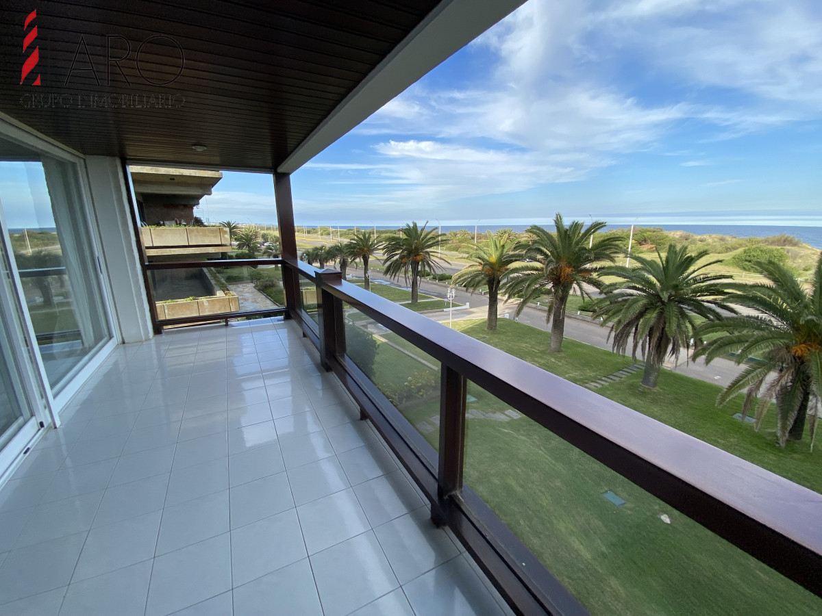 Brava , edificio bajo , frente al mar .  - FAR42789A