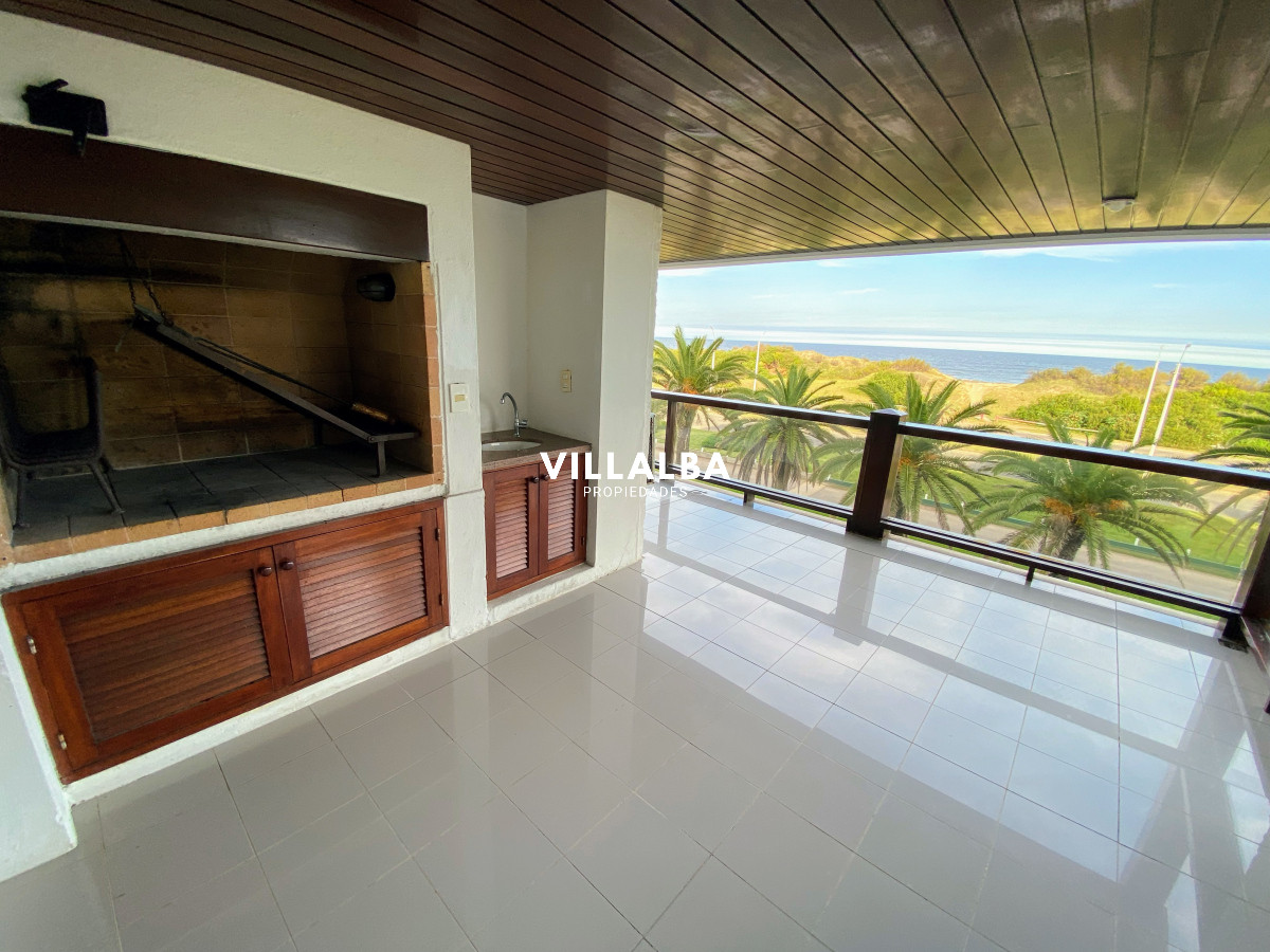 Apartamento ID.4304 - Oportunidad , Punta del Este , Brava frente al mar 