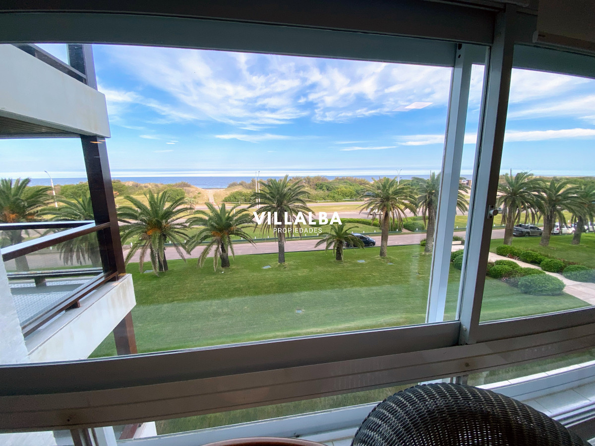 Apartamento ID.4304 - Oportunidad , Punta del Este , Brava frente al mar 