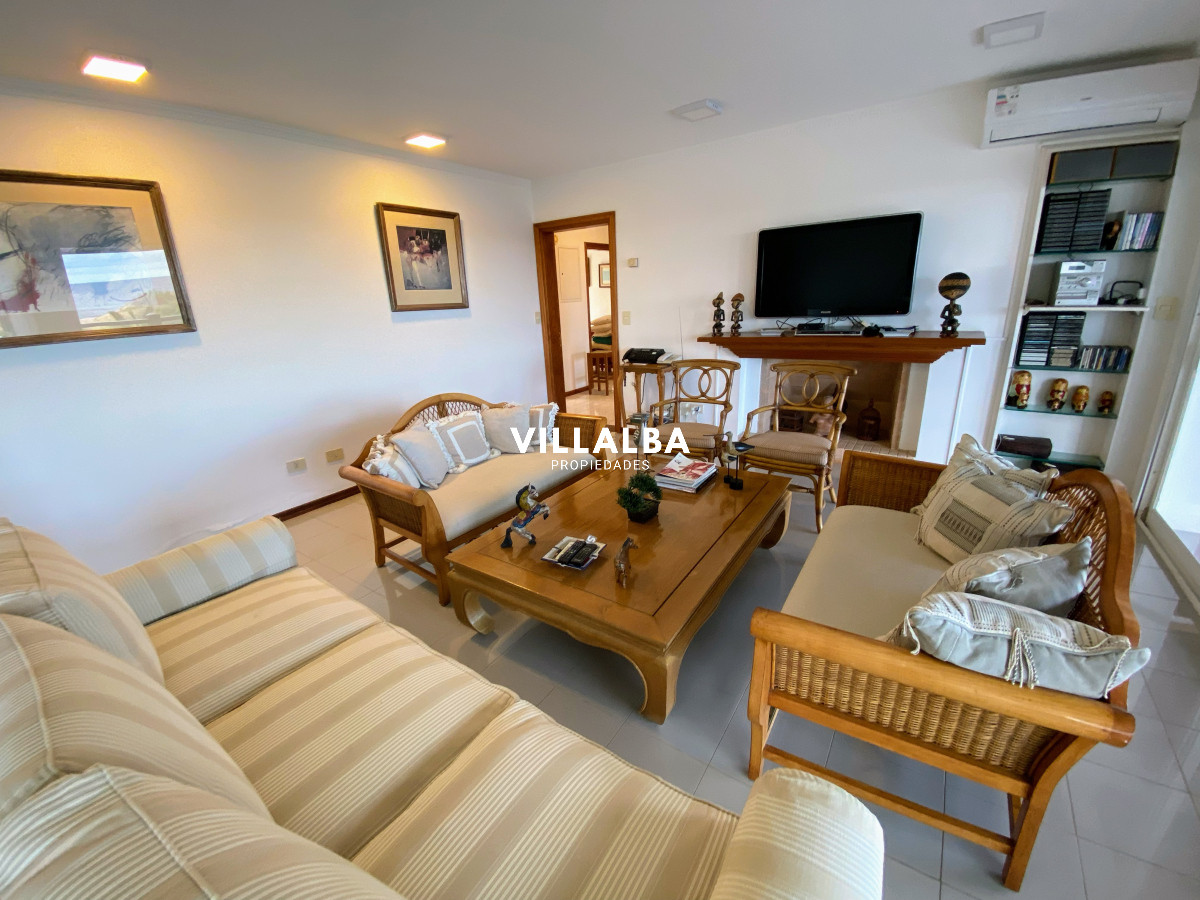 Apartamento ID.4304 - Oportunidad , Punta del Este , Brava frente al mar 
