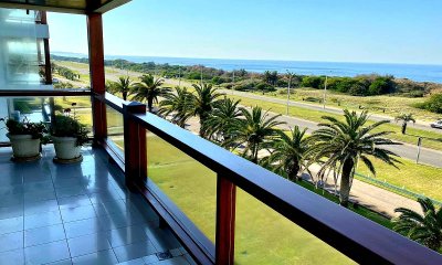 Playa Brava , frente al mar , magnífico entorno de bosque y mar