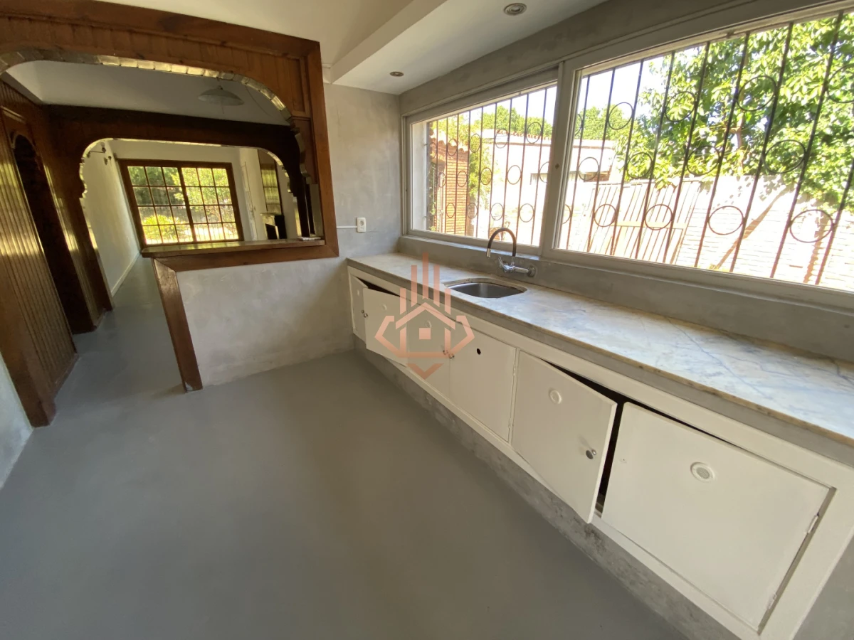 Casa en venta de 3 dormitorios; 2 baños. Cercana a la playa