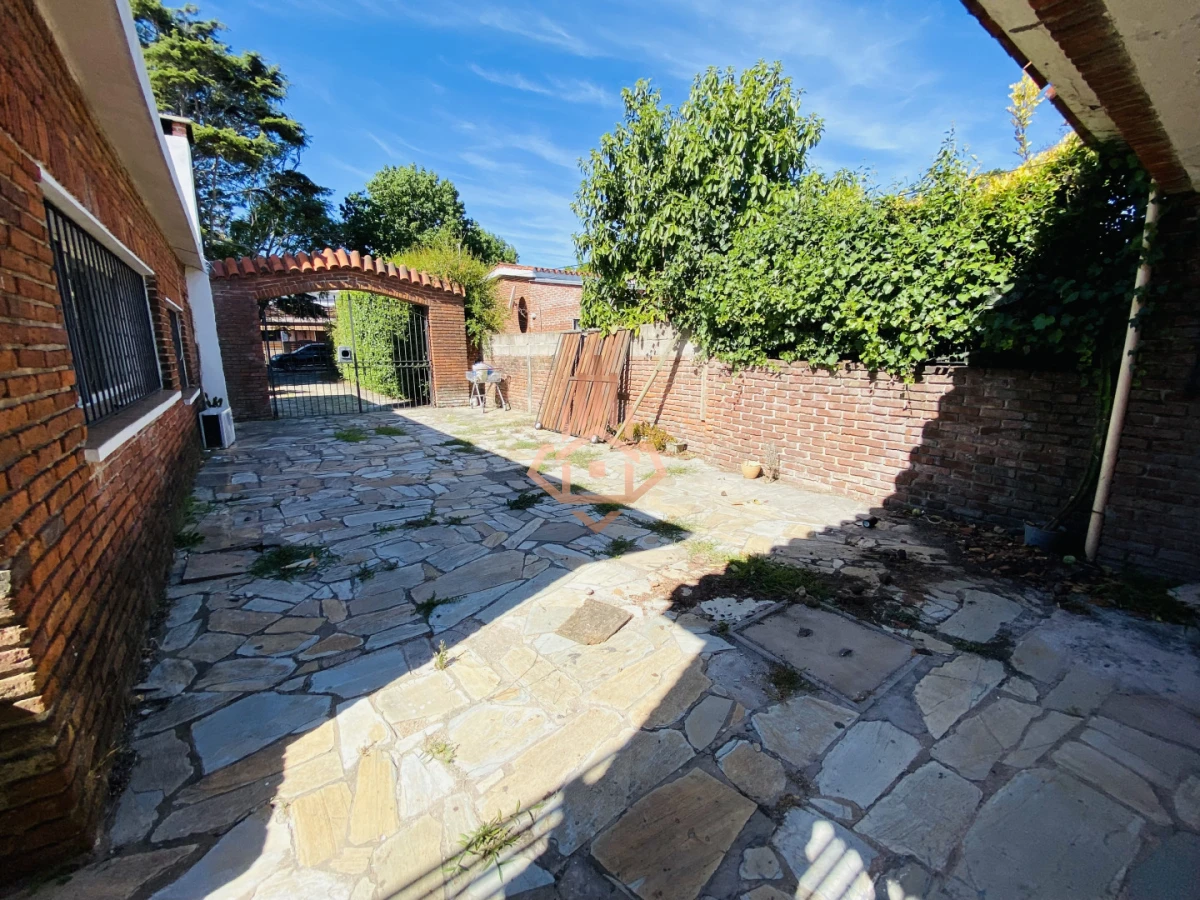 Casa en venta de 3 dormitorios; 2 baños. Cercana a la playa