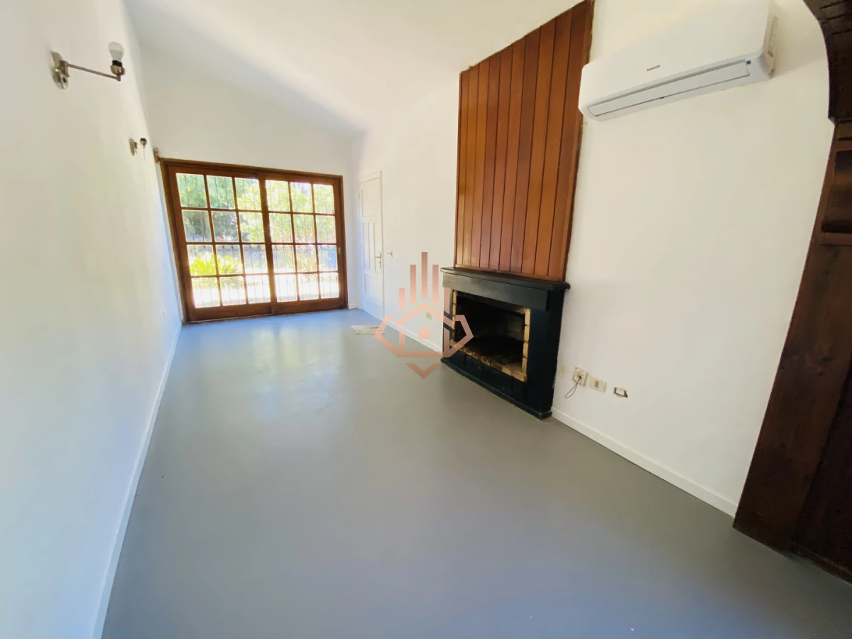 Casa en venta de 3 dormitorios; 2 baños. Cercana a la playa