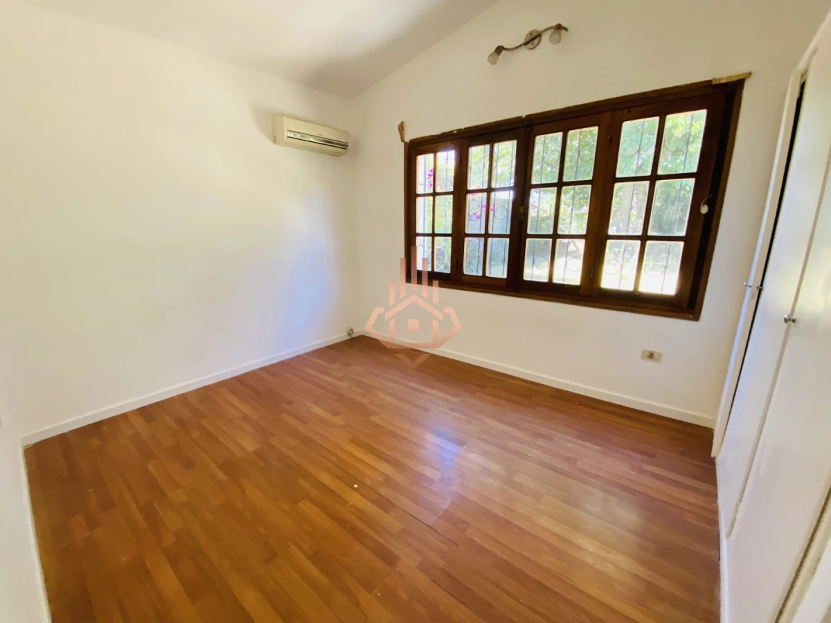 Casa en venta de 3 dormitorios; 2 baños. Cercana a la playa