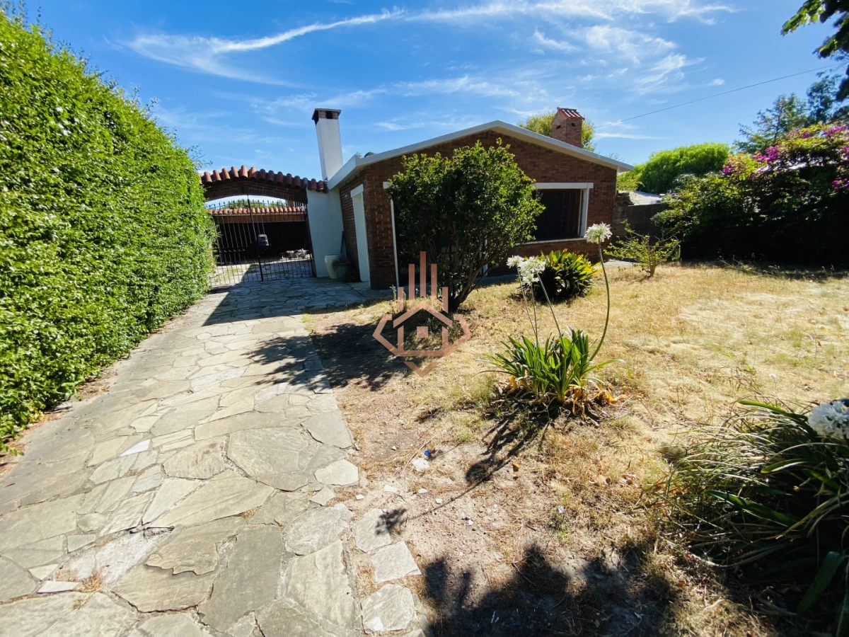 Casa en venta de 3 dormitorios; 2 baños. Cercana a la playa