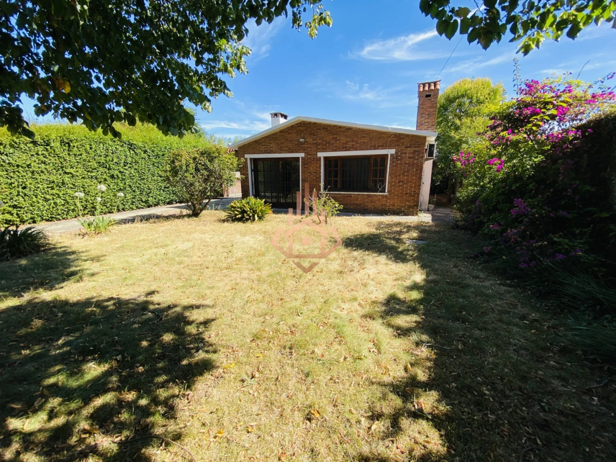 Casa en venta de 3 dormitorios; 2 baños. Cercana a la playa