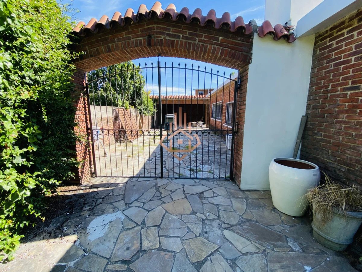 Casa en venta de 3 dormitorios; 2 baños. Cercana a la playa