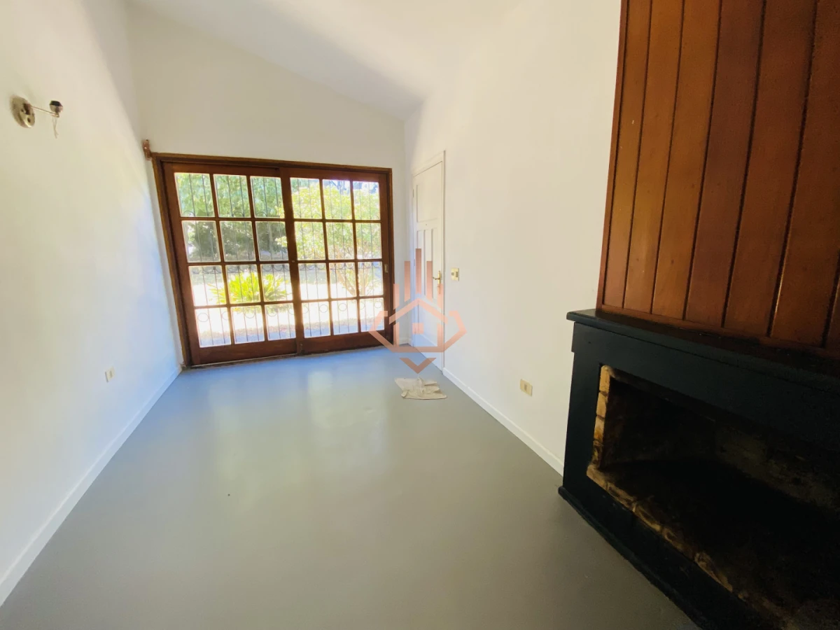 Casa en venta de 3 dormitorios; 2 baños. Cercana a la playa