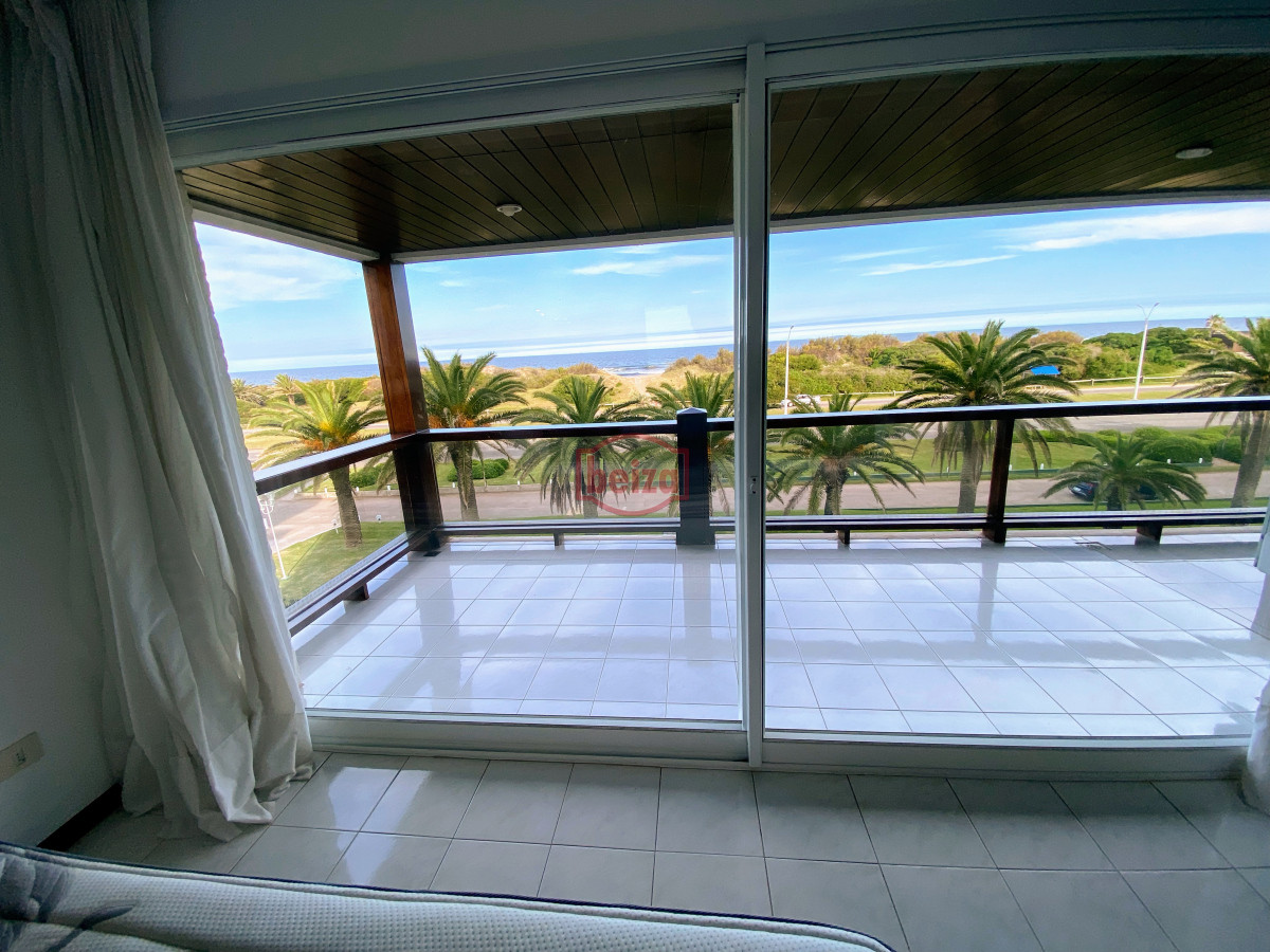 Apartamento ID.166844/Excelente-apartamento-en-torre-de-primera-categoría - Brava , edificio bajo , frente al mar . 