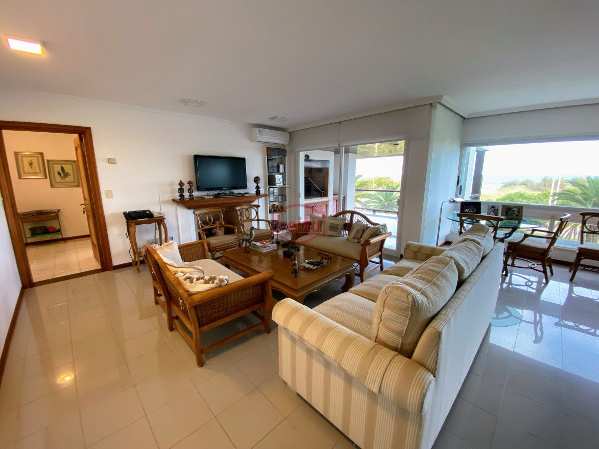 Apartamento ID.166844/Excelente-apartamento-en-torre-de-primera-categoría - Brava , edificio bajo , frente al mar . 