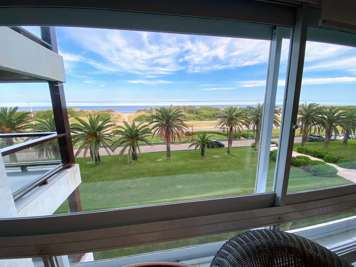 Apartamento ID.166844/Excelente-apartamento-en-torre-de-primera-categoría - Brava , edificio bajo , frente al mar . 